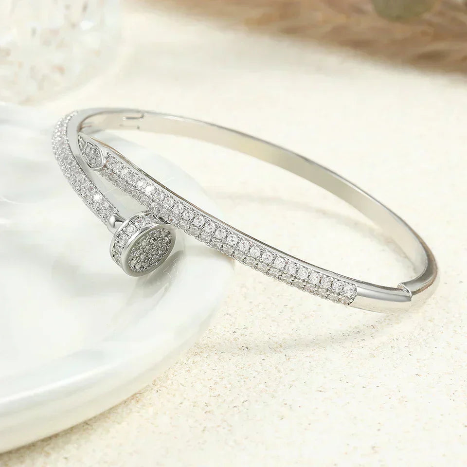 Nagelarmband mit Steinen