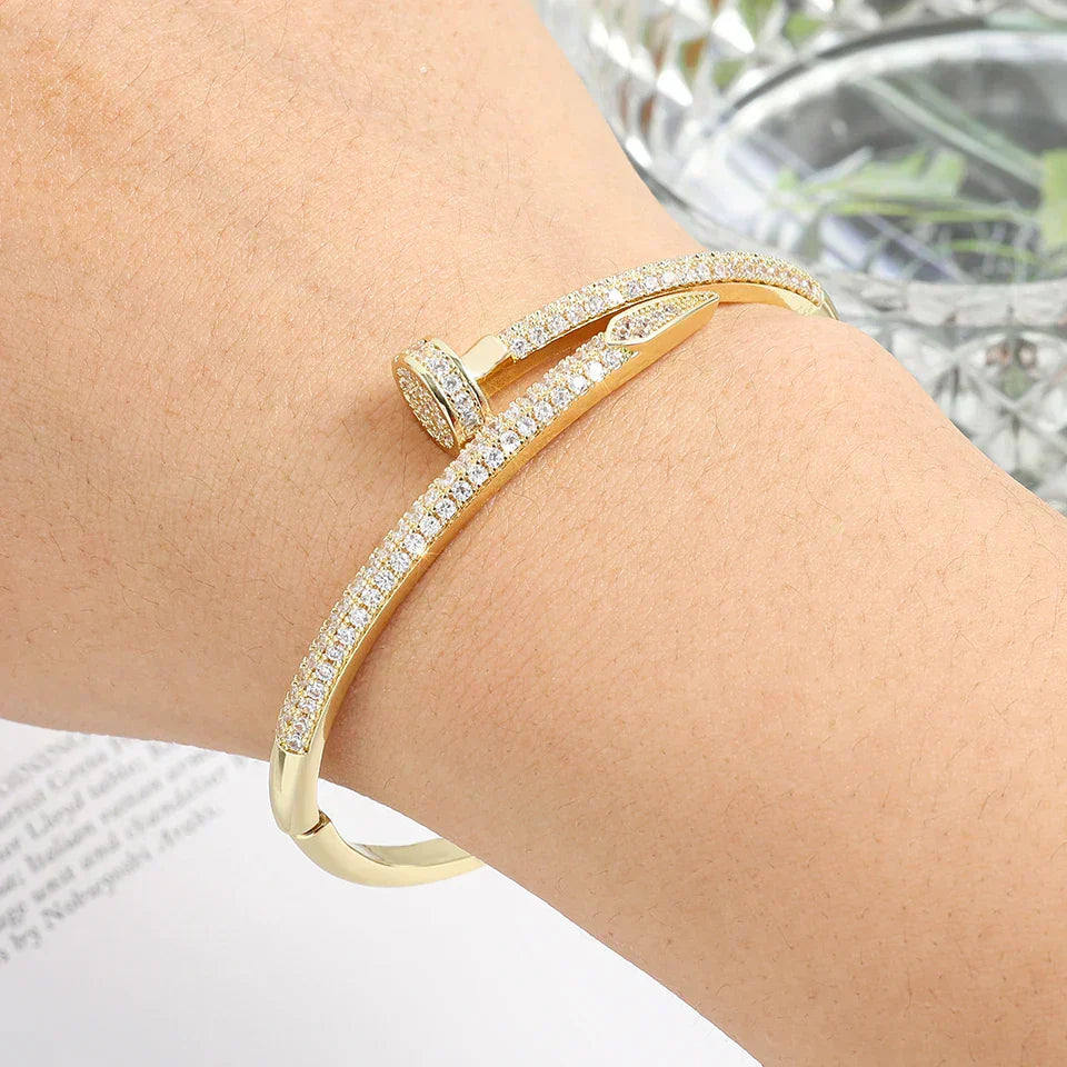 Nagelarmband mit Steinen