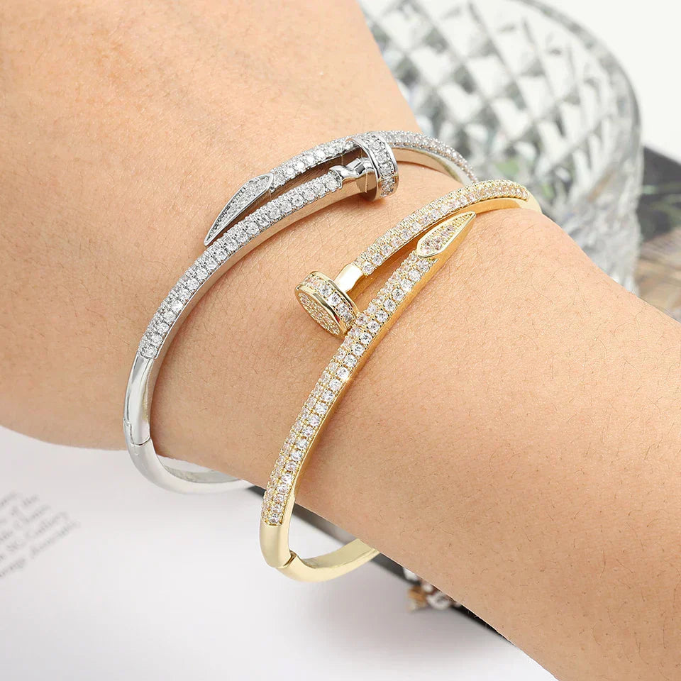 Nagelarmband mit Steinen