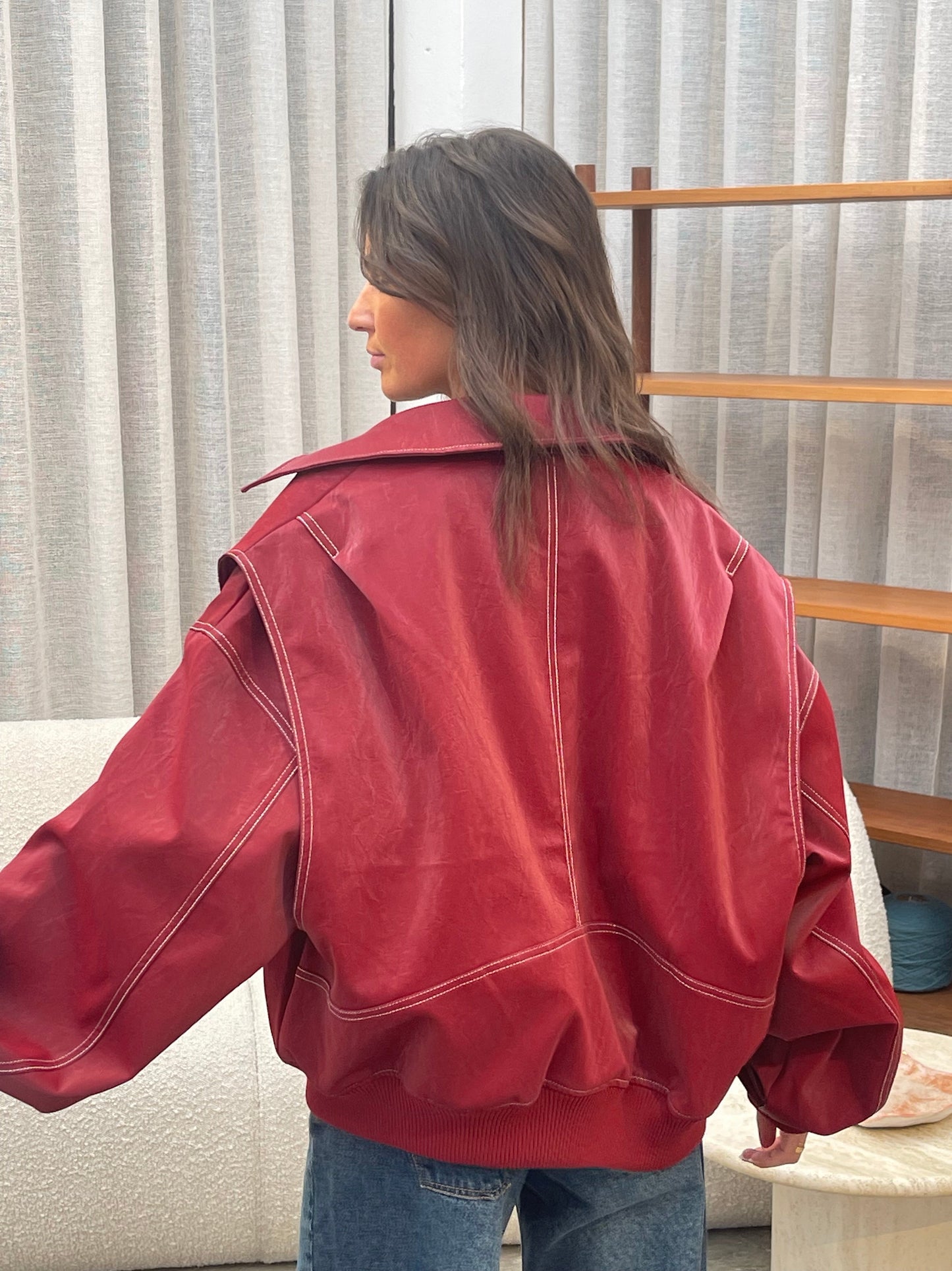 Oversize-Jacke mit Kontrastnähten in Rot