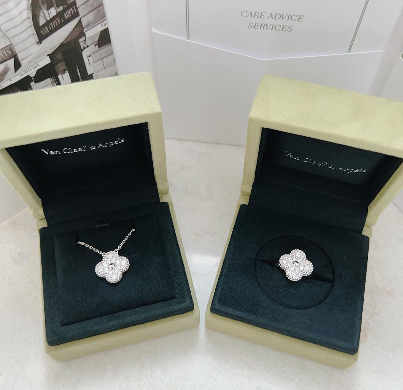 Silberner Diamantring